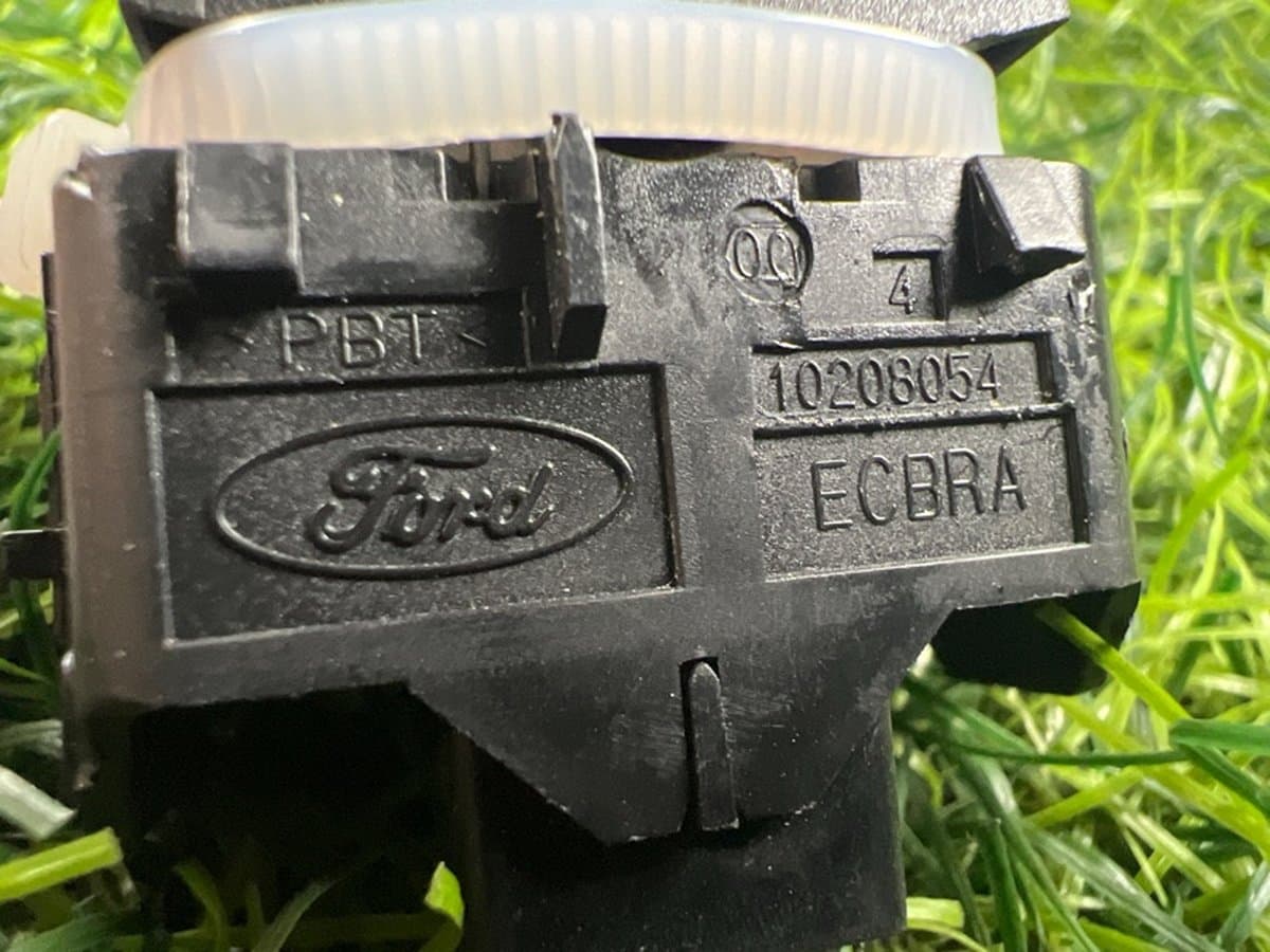 Кнопка стеклоподъемника — фото 2