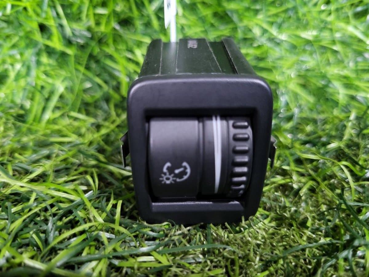 Кнопка освещения панели приборов