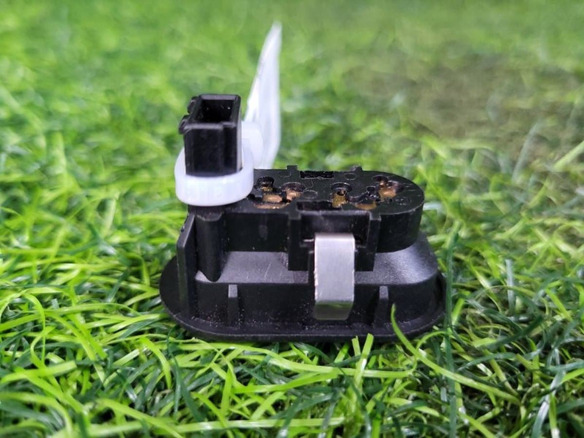 Кнопка стеклоподъемника — фото 12